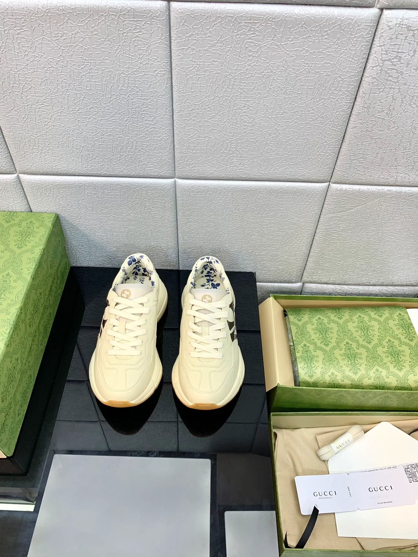 👟👟Ex-factory price 480👟👟 Gucci dad shoes for couples, distressed leather horn-shaped retro jogging shoes. The Balenciaga grandpa trend has subsided, ushering in GUCCI dad shoes, the trend leader in the fashion industry. The original shoes are molded and the original last is made by the Italian handmade foundry! [Gucci original dad shoes] Original surface: imported calfskin! Lining: Grade A hybrid lambskin! Outsole: The highest restoration sole. TPU material plus wear-resistant foam (anti-wear cushioning) ivory leather has been processed with an old-fashioned effect. The sole is 5cm high! The comfort level is excellent, killing all high-end versions on the market! Original logo outsole! 👣Size: Women’s size 35-40. Men's size 38-45. Women's heel with 🈚️logo! Men's heel with 🈶️logo!